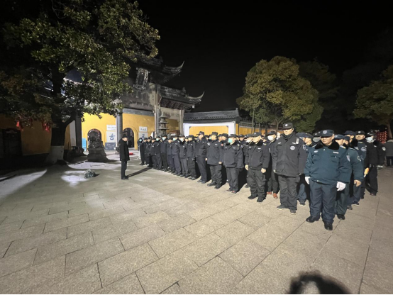佛音陣陣辭舊歲，撞鐘起航迎新年