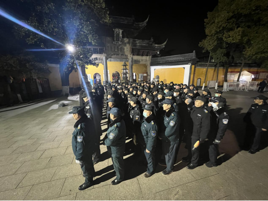佛音陣陣辭舊歲，撞鐘起航迎新年